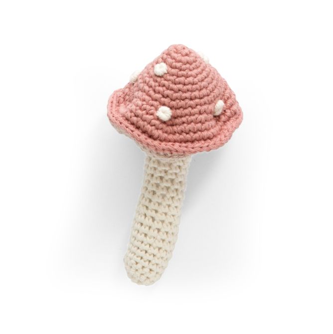 Sebra Häkel Rassel Pilz Rot Blossom Pink. Gehäkelte Rassel mit Glocke. Handgefertigt aus Bio Baumwolle. Skandinavisches Babyspielzeug und Geschenke zum Geburt bei nicenordic.de