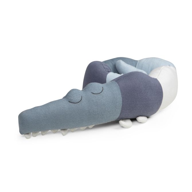 Sebra Bettschlange Krokodil Sleepy Croc Mini Kissen in Powder Blue. Kinderkissen in Blau und Weiss aus Bio-Baumwolle. 100 cm klein. Kinderzimmer-Deko und Spielzeug bei nicenordic.de