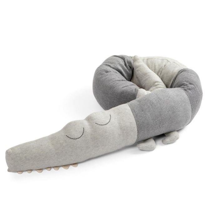 Sebra Bettschlange Sleepy Croc Kissen Elephant Grey. Kinderkissen in Grau aus Bio-Baumwolle. Kinderzimmer-Einrichtung und Spielzeug bei nicenordic.de
